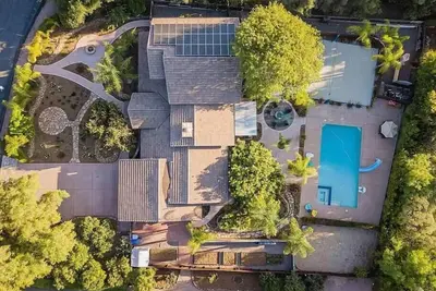 Image de Resort-Style 5 Br Retreat in Lake Hodges W Pool, Jacuzzi, Grill, Volleyball Cour
