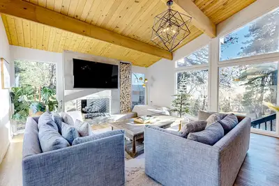 Image de Mid-century modern home nestled in the forest with mtn views & large balcony