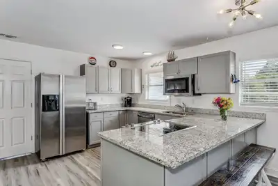 Image de Gulf Breeze-2 Kings-Queen-2 Triple Bunks-Dogs Ok-Fenced-Renovated Kitchen-Minutes to Beach
