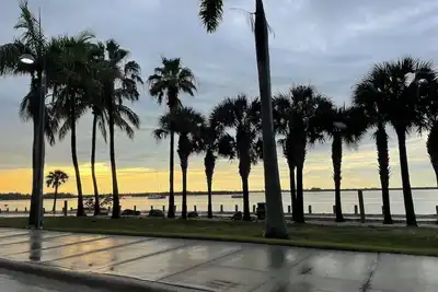 Image de 2 minute walk to beautiful beach and great food! Relaxing beach house with pool!