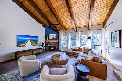 Image de Stunning Home | Hot Tub-Deck-Heavenly | Sleeps 8