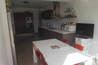 Image de Très belle villa avec grande piscine de 12x6 sur 2200 m2. La campagne en ville.
