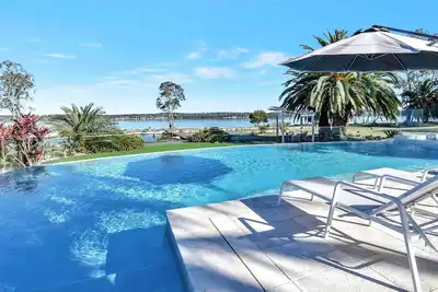 Image de Lake Palm Resort Luxury Retreat absolute Waterfront on 3 acres at Lake Macquarie.