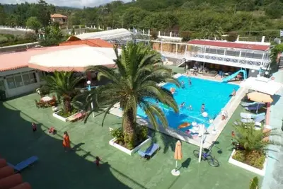 Image de Quite Studio for 5, Shared Pool and Large Outside Area, Short Drive to Beaches