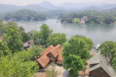Image de Lakeside Lodge  By Chatuge Home Concierge <br>Lakefront, firepit, hot tub, ping pong private dock with boat slip