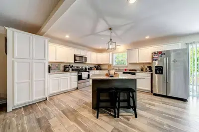 Image de Cozy w Fire Pit, Grill, Deck, Screened Porch, WiFi