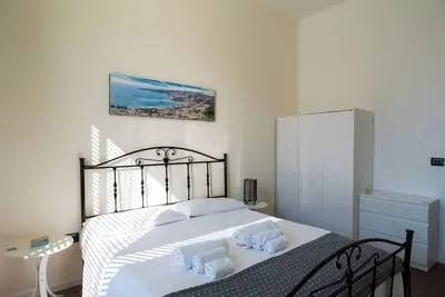 Image de Studio confortable au coeur de Naples, équipé d'une cuisine/salon, salle de bains.