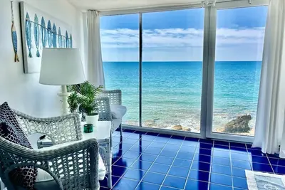 Beautiful seaside loft with private access to the free beach
