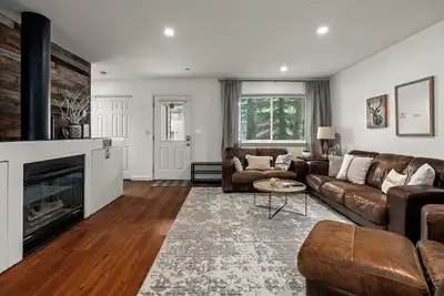 Image de Cozy Creek, end unit townhome in quiet neighborhood on free bus route!