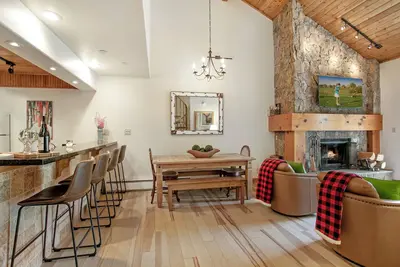 Image de Ski-in two-level Condo with Hot Tub, Tpa305