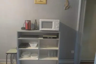 Image de maison à 15 minutes de tous commerces, Tv, internet, terrasse et jardin partagés