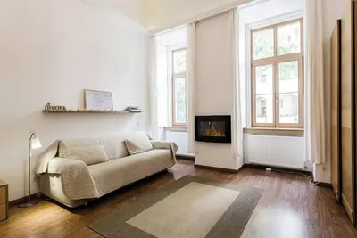 Image de Set in city centre with various shops, metro station, restaurants and theatres!