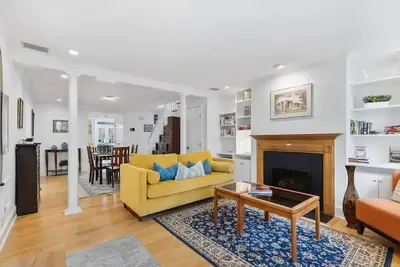 Image de Historic & Modern Capitol Hill 2-Br Row Home
