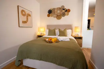 Image de Enjoy a \"boho Style\" Serviced Apartment Located in the Heart of Cambridge!