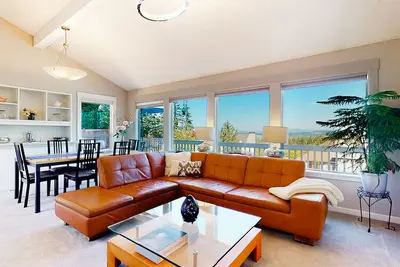 Image de Peaceful home with incredible valley view, deck, gas firepit & fireplace