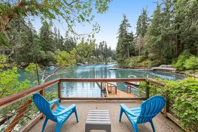 Image de Fletcher Bayfront home with water views, deck, private dock, & 2 kayaks\/SUPs