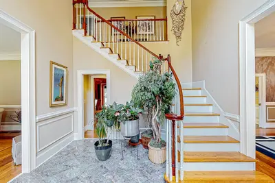Image de Charming home with fireplace, deck, full kitchen, central Ac, & W/D