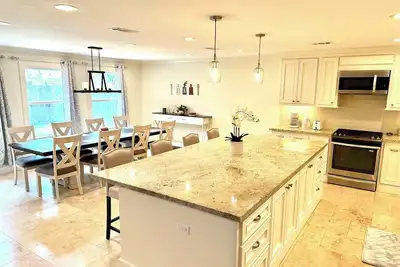 Image de Newly Renovated Home, Centrally Located, Sleeps 10