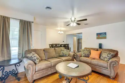 Image de Lake Jackson Home w/ Yard, 14 Mi to Beaches!