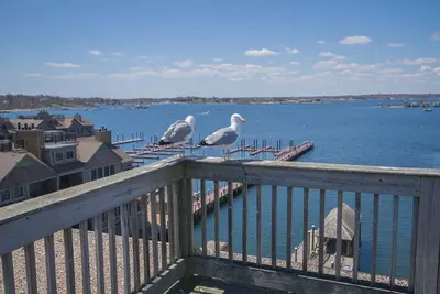 Image de 1 Bedroom Suite w/ Mini Kitchen in Newport, at Inn At The Harbor Resort!