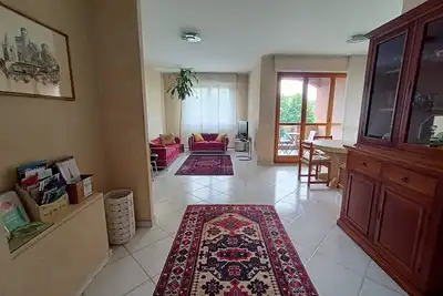 Image de Grand et élégant appartement dans un parc privé de 6 000 m2 à proximité du métro