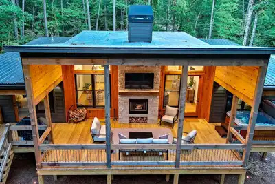 Image de New Modern Cabin! \n2 King suites, hot tub, fire-pit and 2 fireplaces!
