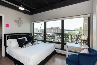 Image de The Cartier Lux Dt Apt w/Skyline View