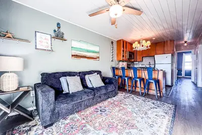 Image de Cozy Beach Condo Sleeps 6 Pool\n