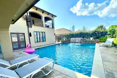 Image de Premium Heated Pool House with Game Room