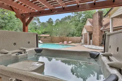 Image de Beautiful Home w\/Pool & Separate Guesthouse on 6 Acres