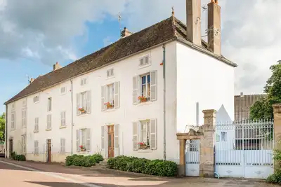 Image de Belle Demeure: 200 m2, cour et jardin, joli village  au coeur de la Bourgogne!