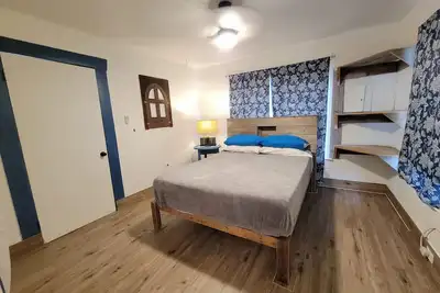 Image de Cozy private cottage only 2 miles to downtown & Att center