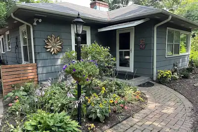 Image de Hidden Gem Cottage alongside Park, by Beach, Train, Ravinia, Botanic Garden