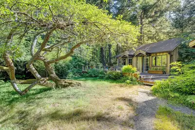 Image de Enchanting Arch Cape Retreat w/ Hot Tub, Fireplace