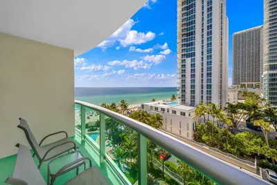 Image de Luxe Oceanfront Condo in Hollywood Beach