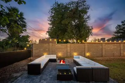 Image de 🛁 Luxury Mid-Century Retreat | Hot Tub, Cold Plunge & Putting Green