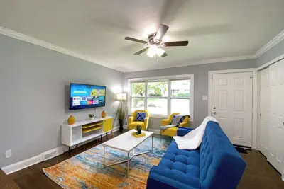 Image de Pet Friendly, Modern, Comfy, Cozy, Minutes from Everything