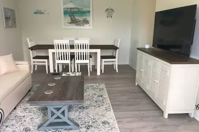 Image de 2-bedroom unit with beautiful ocean views, only steps from the beach! ! !