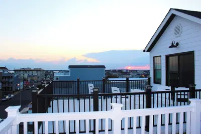 Image de Steps to Boardwalk & Beach, Balcony, Rooftop Ocean & Bay Views!