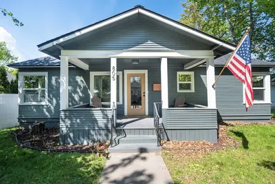 Image de New! Stunning 1908 Cottage Downtown Coeur d’Alene\n