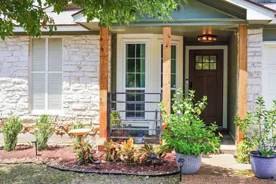 Image de Cozy pet friendly home, walking distance from the Walnut Creek Greenbelt!