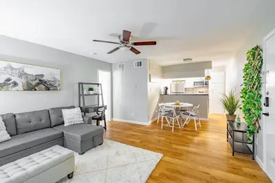 Image de Cozy condo walkable to Ut but also near hike and bike trails