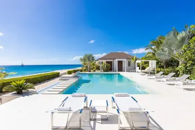 Image de Turtle Nest - 4-bedroom luxury beachfront villa on Baie Longue Beach