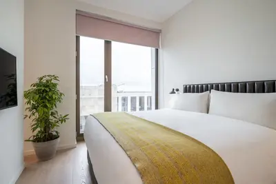 Image de Modern and Accessible: Experience Amsterdam in Comfort, Near Museum Square