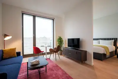 Image de Executive Comfort: 2 Spacious 1br Apartment with Full Kitchen, Central Location!