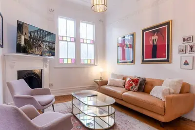 Image de Central based 3-Bed House with Charming courtyard