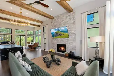Image de Villa Felicita: Luxury 6 bedroom located on the Bear Mountain Golf Course! Air Conditioning! Movie Theater! Pool Table! Hot Tub!