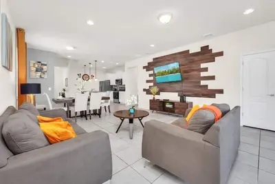 Image de Beautiful 7Bed Pool Home with Game Room-2442td