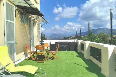 Image de Maison Niçoise avec vue panoramique sur les montagnes du Mercantour.