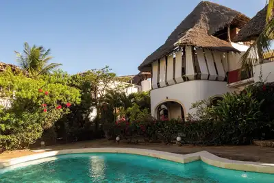 Image de Appartement complet, terrasse avec vue sur les jardins et la piscine.
